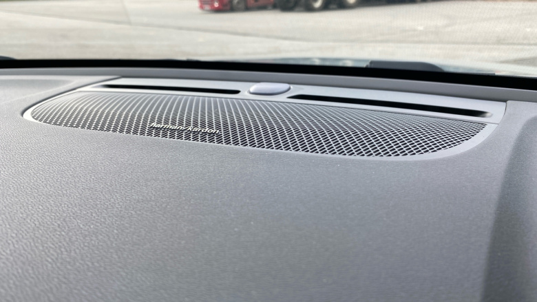 Volvo XC40 2.0 B3P Ultra Dark 5dr Auto Petrol Estate